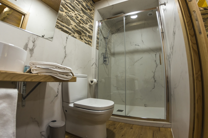 Baño moderno Hotel O Pozo con ducha y acabados de calidad
